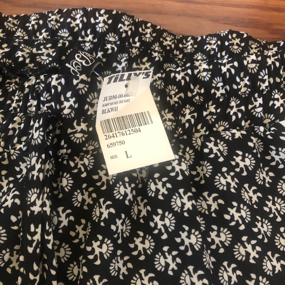 Tillys Shorts new with tag size/Large